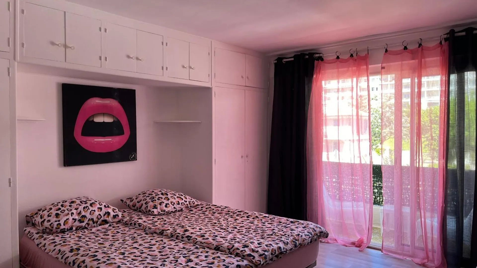 Studio Modern Apartment Cannes France